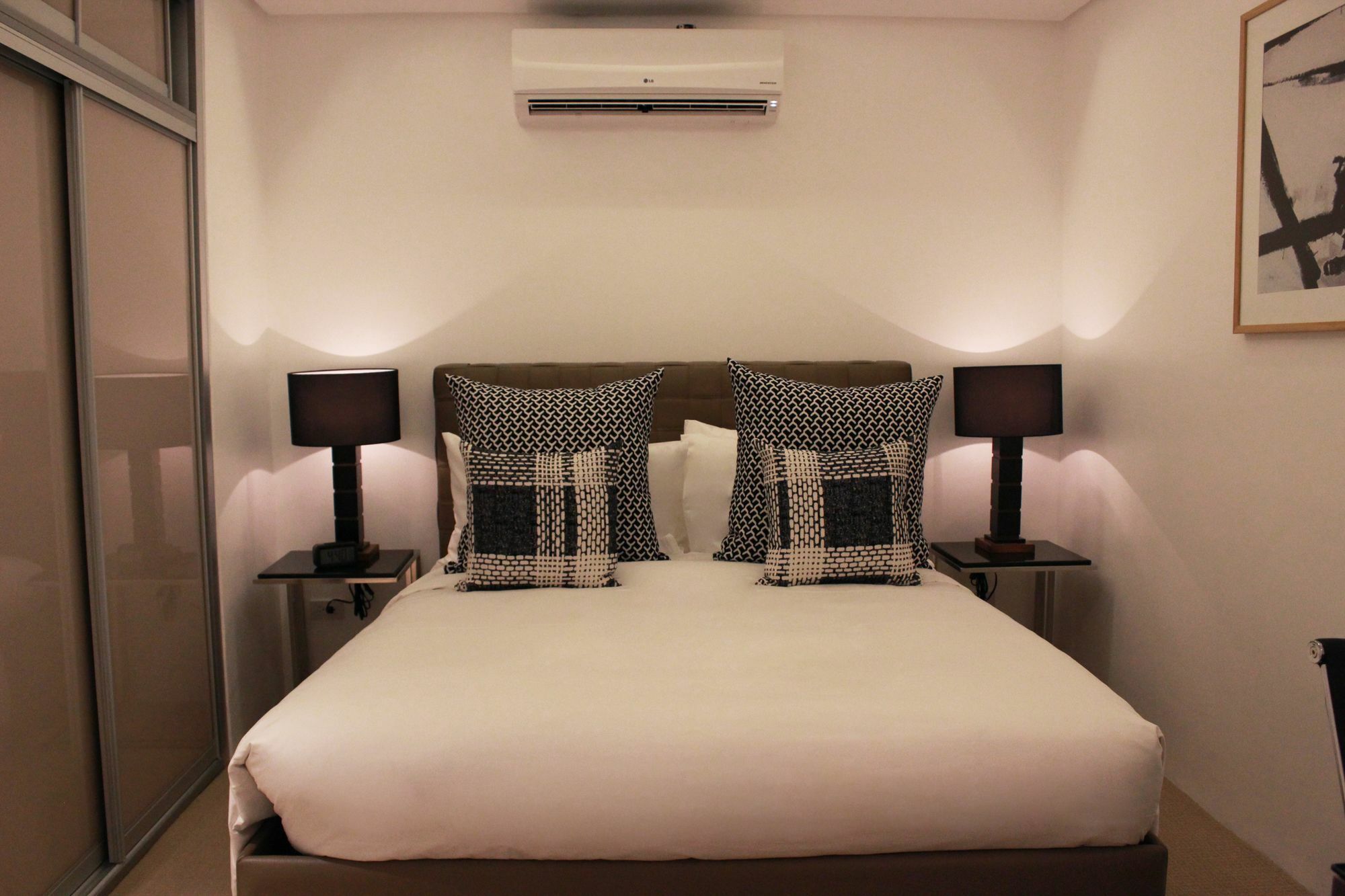The Alpha Suites Макати Экстерьер фото